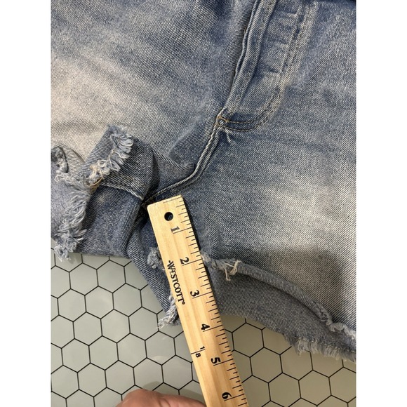 ALMOST FAMOUS WOMENS JEAN SHORTS SIZE 3 MEDIUM WASH DENIM BUTTON FLY CUT OFF - Picture 10 of 12